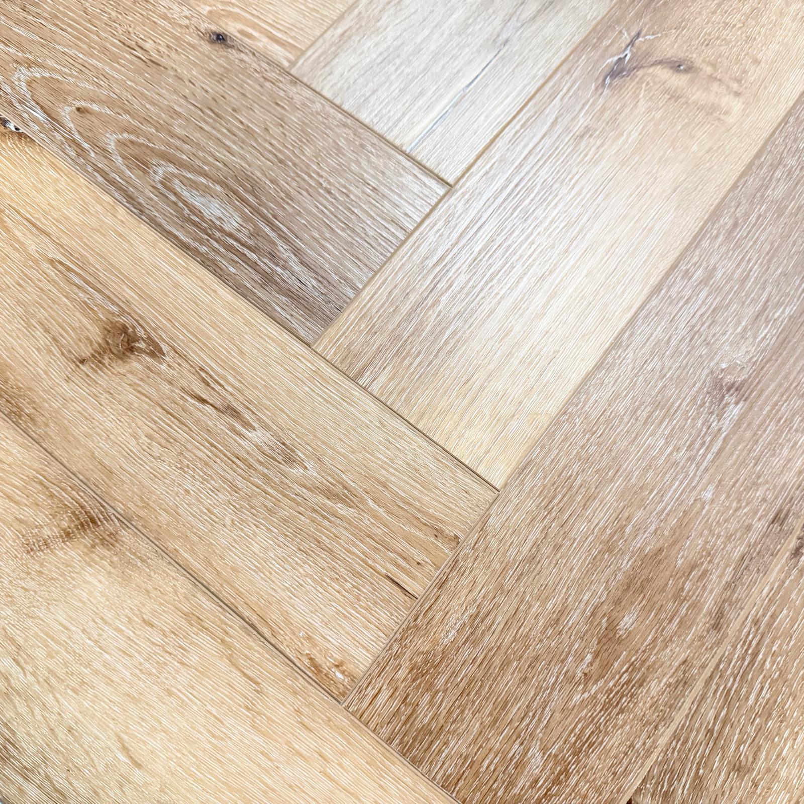 LAME PVC CLIPSABLE CHEVRON CHENE CLAIR (5,5MM D'EPAISSEUR) SOUS-COUCHE INTEGREE, GARANTIE 30 ANS