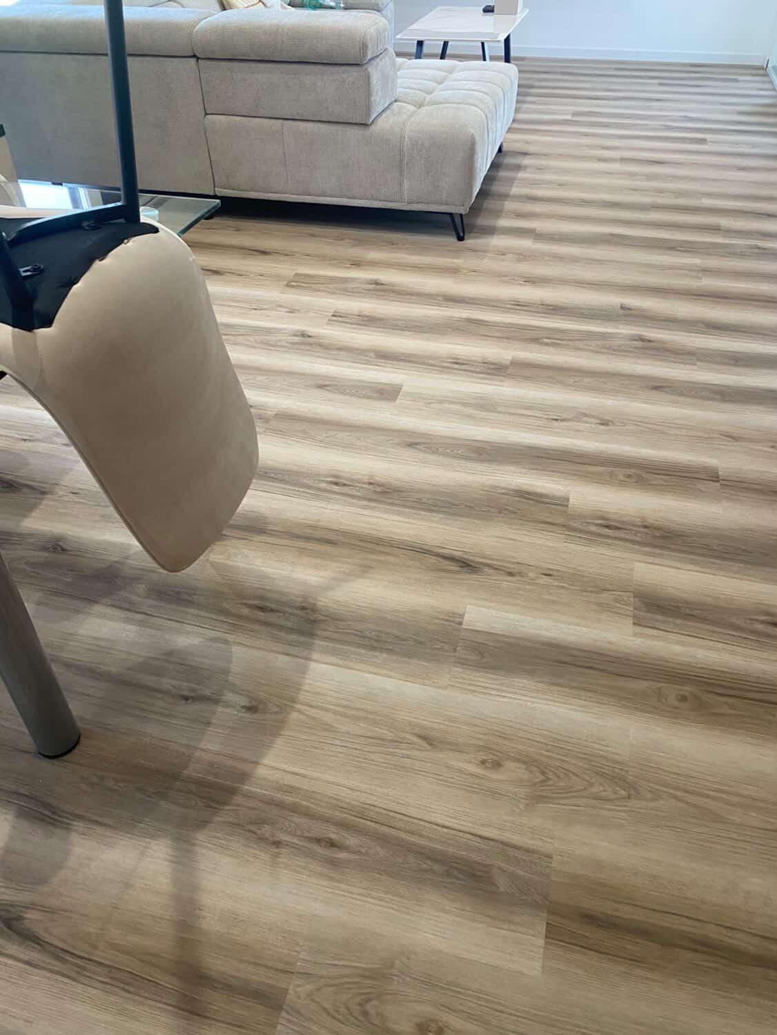 LAME PVC CLIPSABLE BOIS CLAIR NUANCE (5,5mm d'épaisseur) sous-couche intégrée, garantie 20ans