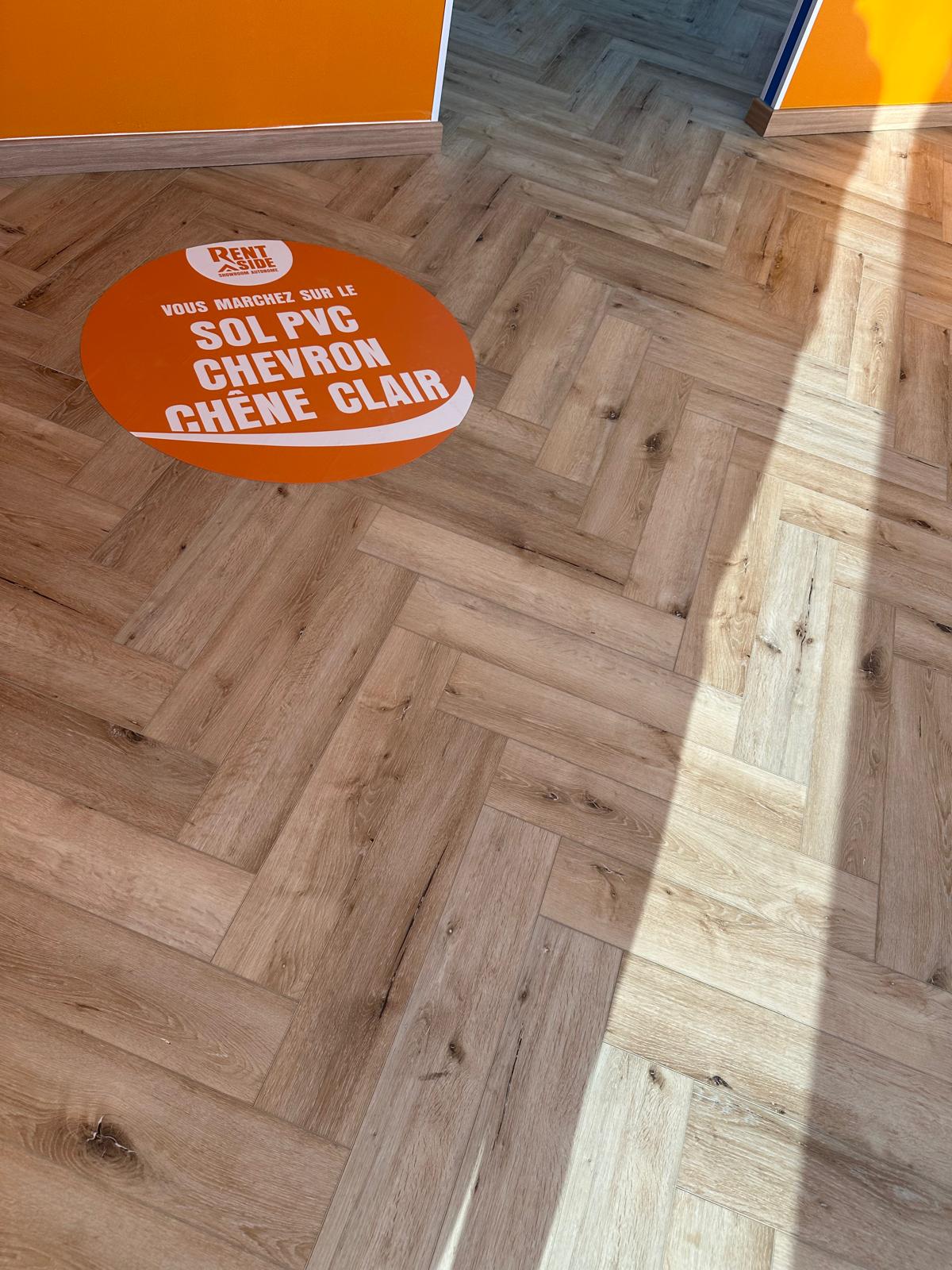 LAME PVC CLIPSABLE CHEVRON CHENE CLAIR (5,5MM D'EPAISSEUR) SOUS-COUCHE INTEGREE, GARANTIE 30 ANS